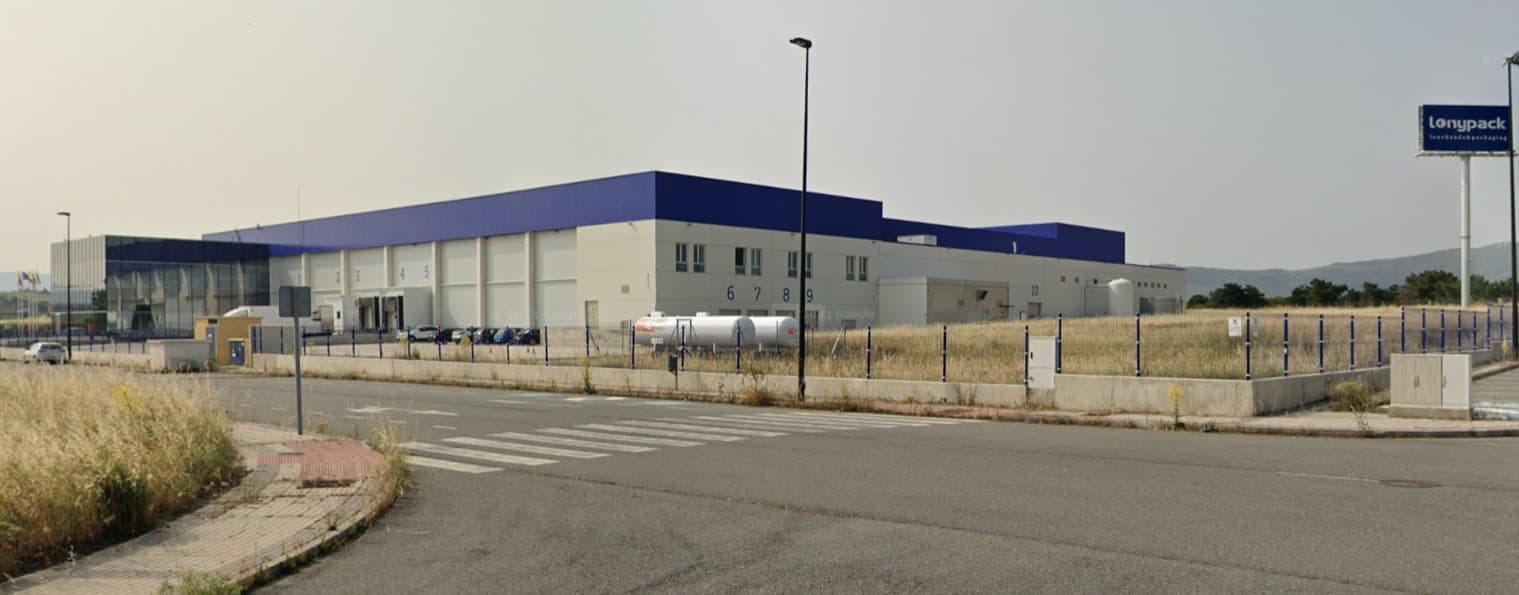 Fachada de la planta industrial de Lonypack especializada en packaging flexible