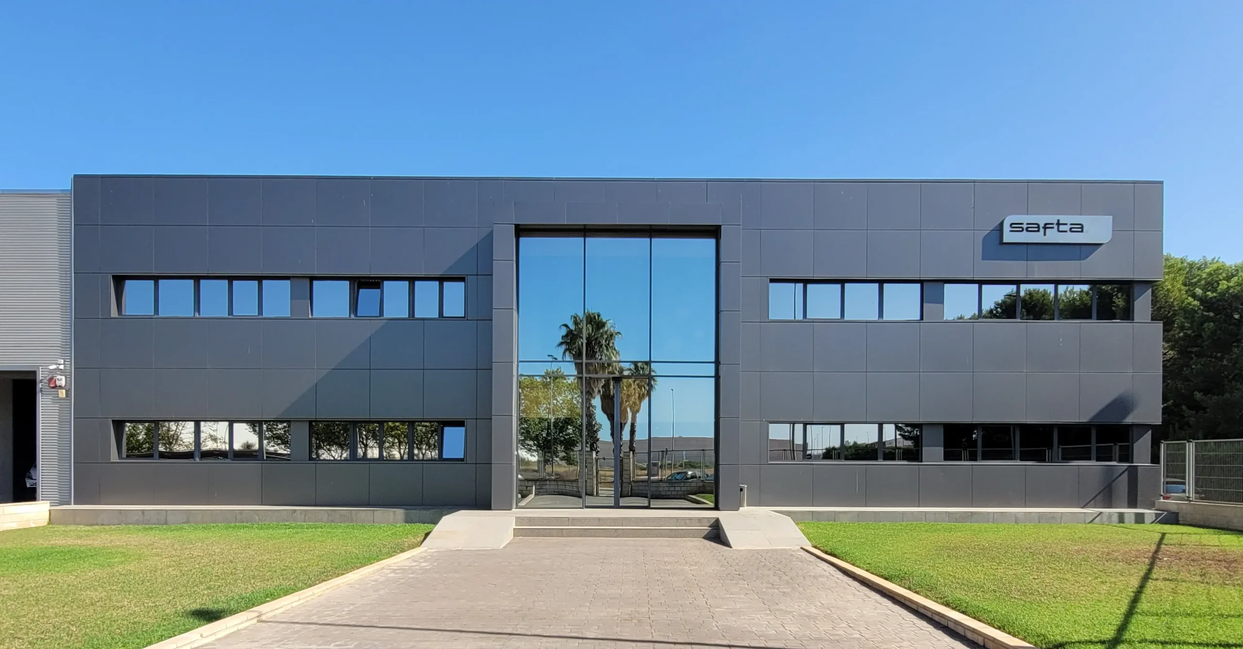 Fachada de la planta industrial de SAFTA donde Sevetosa Engineering desarrolla soluciones de ingeniería.