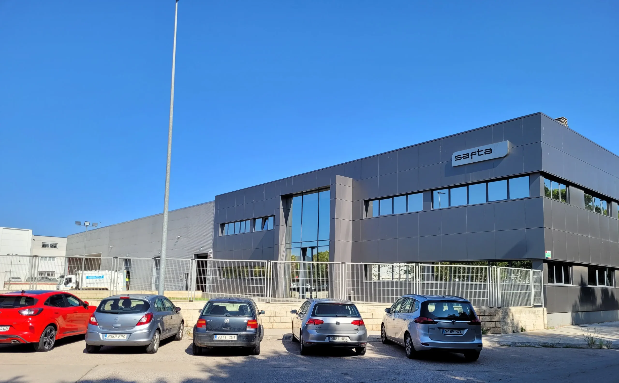 Vista exterior de la planta industrial de SAFTA en la que Sevetosa Engineering ejecuta proyectos de ingeniería industrial y mejora de instalaciones.