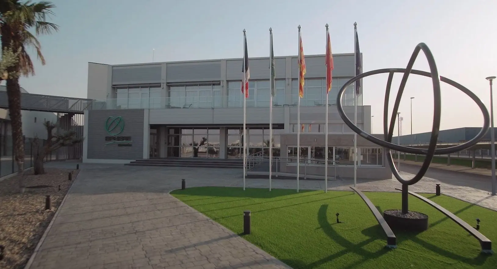 Fachada exterior de la planta industrial de Sphere Group Spain en Zaragoza, empresa especializada en la fabricación de envases y soluciones de embalaje, donde el equipo de Sevetosa Engineering desarrolló su proyecto industrial.